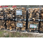 Zbytky palivového dřeva uloženy v gitterboxech
