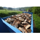 Štípané palivové dřevo v kontejneru připraveno k přepravě