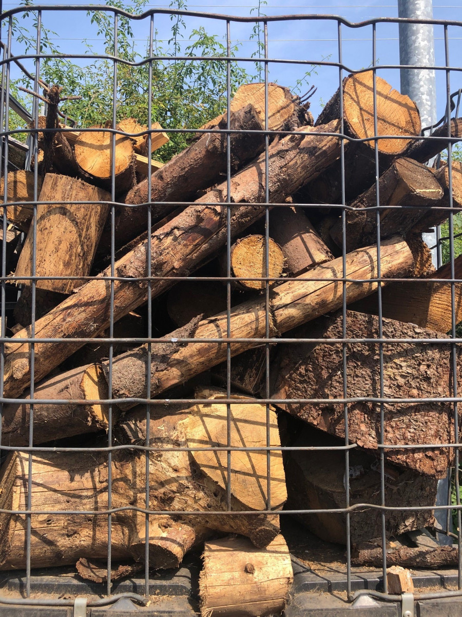Směs jehličnatého dřeva - různé délky i průměry