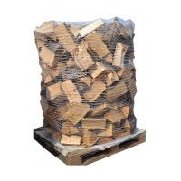 Palivové tvrdé dřevo na topení uloženo na paletě 